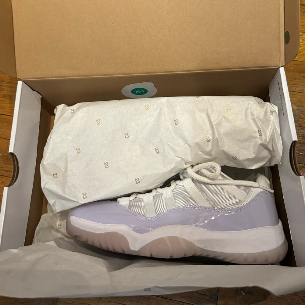 Jordan Women's  Retro 11 Low "Pure Violet”